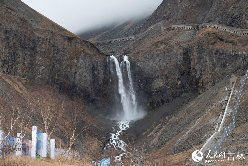 長白山瀑布。實習生 王思皓攝