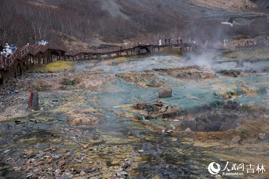 熱氣騰騰的聚龍溫泉群。實習生 王思皓攝