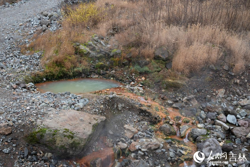 熱氣騰騰的聚龍溫泉群。實習生 王思皓攝
