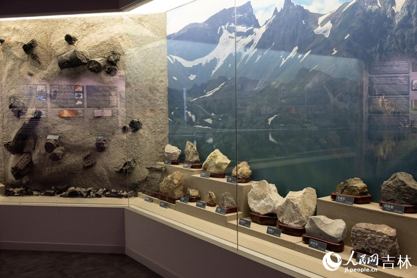 長白山自然博物館內礦石展品。實習生 王思皓攝