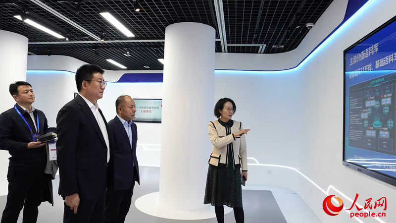 與會嘉賓參觀人民日報社傳播內容認知全國重點實驗室。人民網記者 李成偉攝