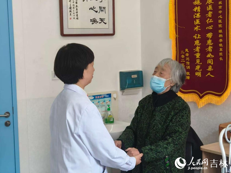 重獲光明的患者正對李曉東表達感謝。 實習生 王思皓攝