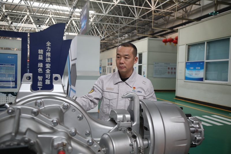 奮戰在一汽車間的聶新宇