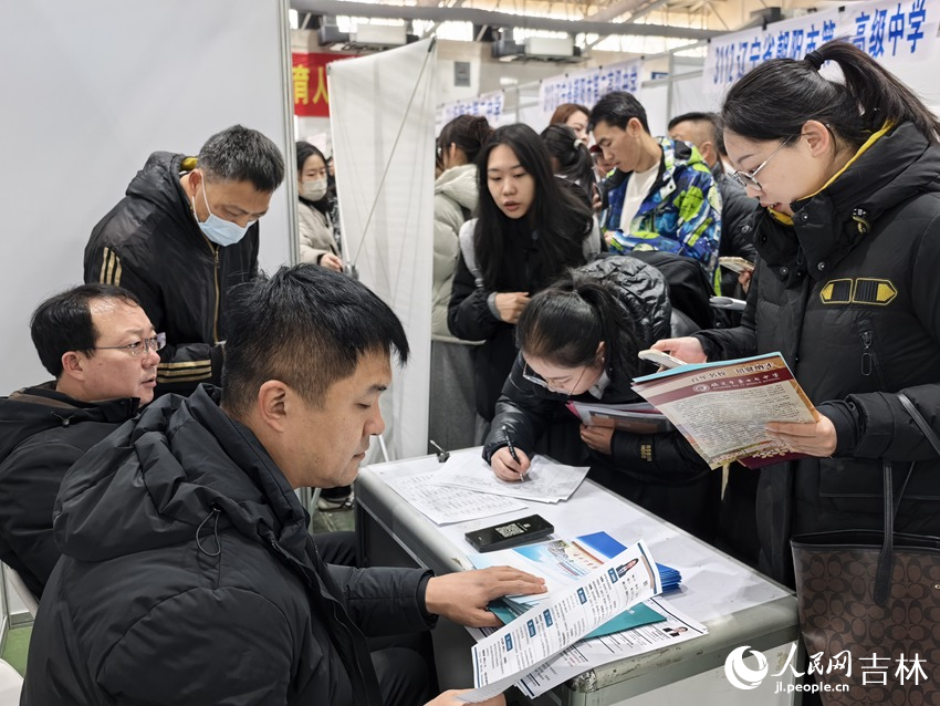 招聘會現場展位前。姜迪 攝