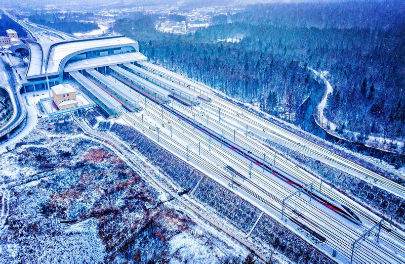 11月27日，一列智能“復興號”動車組駛出長白山高鐵站。孫立君 攝