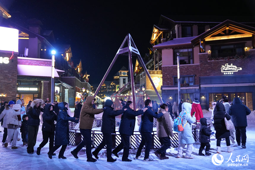 11月27日，游客在白山市華美勝地度假區篝火晚會上舞蹈。人民網記者 李洋攝