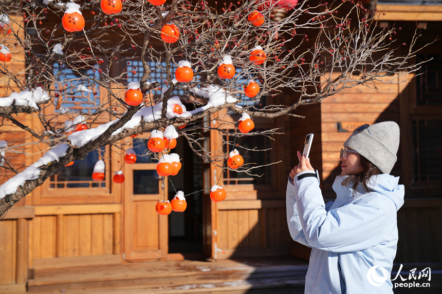游客在白山市撫松縣雪鄉客棧拍照留念。人民網記者 李洋攝