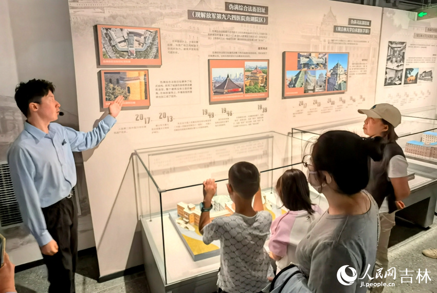 游客參觀長春歷史文化博物館。人民網記者 馬俊華攝