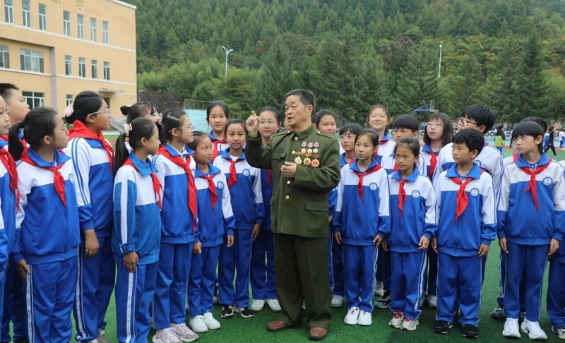 金萬春和孩子們在一起