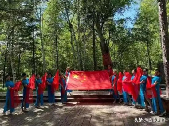 撫松縣旗袍藝術協會走進老黑河遺址，為慶祝中國共產黨成立101周年獻禮