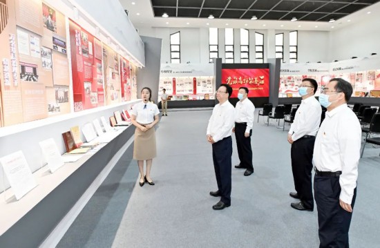 7月10日，吉林省委書記景俊海到吉林長春社區干部學院調研，仔細觀看吉林省黨建引領基層治理成果展。