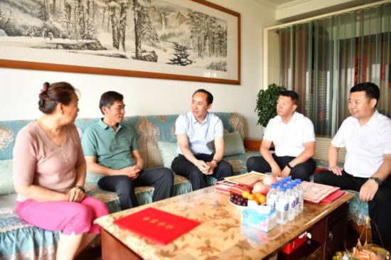 萬春江到楊靖宇將軍后代馬繼志家中走訪慰問。