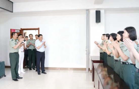 “八一”建軍節前夕，吉林省委副書記、省長胡玉亭到吉林省軍區警衛勤務隊通信中隊走訪慰問。宋鍇 攝