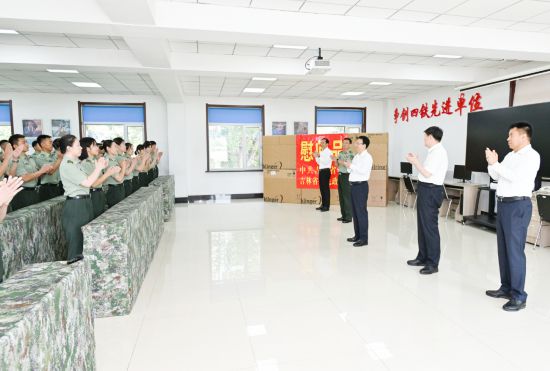 7月31日，吉林省委書記景俊海到戰略支援部隊駐吉某部走訪慰問基層官兵。鄒乃碩 攝