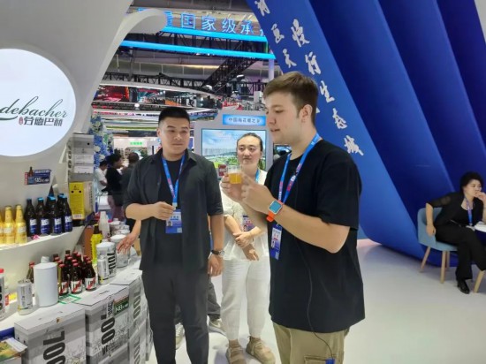 在第十四屆東北亞博覽會長白山展區，勞德巴赫精釀啤酒展臺人氣火爆，吸引了眾多觀展者、外國友人前來品鑒。