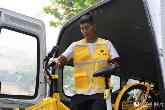9月29日中午，單車運維員正在上海復興中路新天地地鐵站附近進行運維工作。人民網記者 龔莎攝