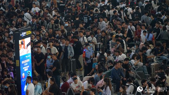10月4日，河北省石家莊站鐵警傾力護航中秋國慶旅客平安出行。 人民網記者 周博攝