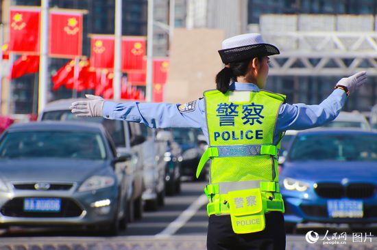 10月1日，甘肅蘭州市公安局交警支隊城關大隊民警正在執勤。人民網記者 焦隆攝