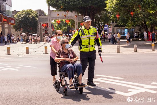 中秋國慶期間，福建福州交警針對重要景區、路口等人員密集場所，加強路面疏導和秩序管理。人民網記者 蘭志飛攝