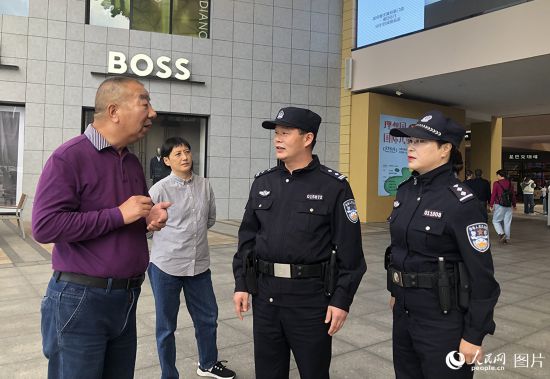 10月1日上午，河南鄭州中牟縣公安局青年路派出所的民警正在解答群眾問題。人民網記者 王玉興攝