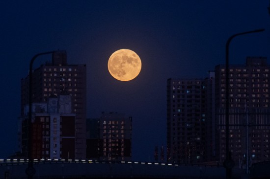 9月29日中秋節，也是中秋國慶“雙節”首日。今年的中秋圓月不僅是“十五的月亮十五圓”，還是本年度第三大滿月。夜幕降臨，河北三河，一輪明月從東方悄悄升起。人民網記者 翁奇羽攝