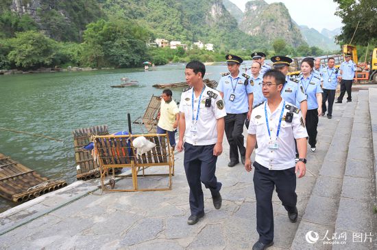 廣西陽朔聯合執法人員在遇龍河景區巡查，全力保障假日旅游安全。人民網記者 嚴立政攝