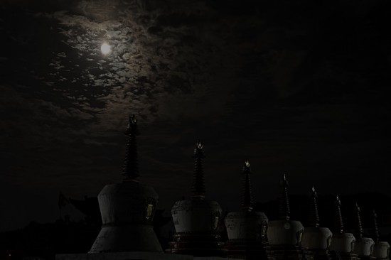 9月29日中秋夜，青海省西寧市湟中區塔爾寺上空的圓月。人民網記者 甘海瓊攝1