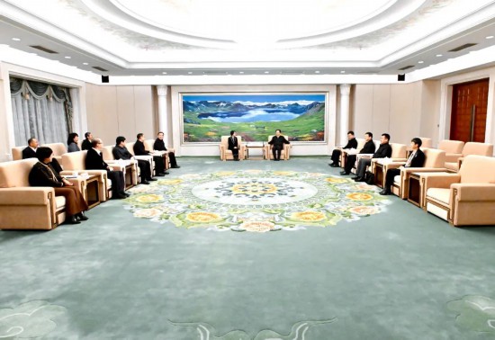 11月30日，吉林省委書記景俊海在長春會見人民日報社副總編輯徐立京等參加2023網上群眾工作大會的重要嘉賓。