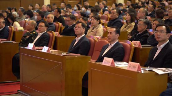 “吉林楷?！蓖蹒鞠冗M事跡報告會主辦方領導聆聽報告會