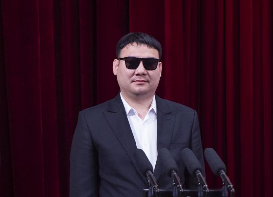 “吉林楷?！蓖蹒鞠冗M事跡報告團成員王凱作報告