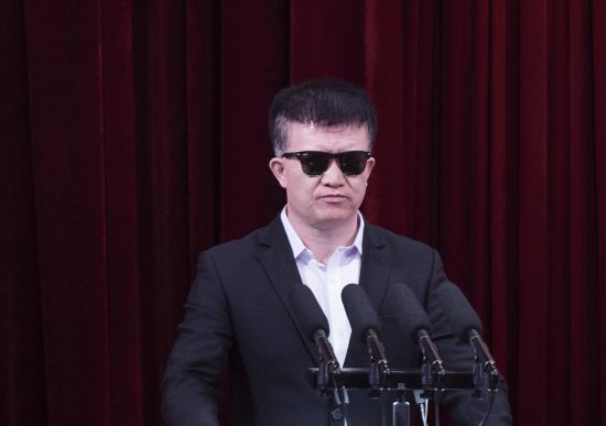 “吉林楷?！蓖蹒鞠冗M事跡報告團成員孫剛作報告