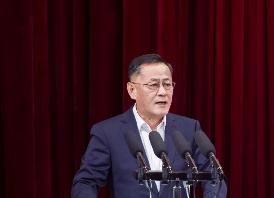 “吉林楷?！蓖蹒鞠冗M事跡報告團成員王紹波作報告