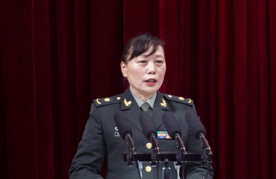 “吉林楷?！蓖蹒鞠冗M事跡報告團成員何春萍作報告