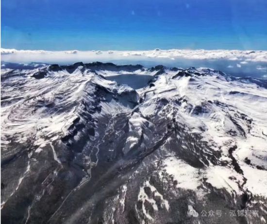 長白山頂峰終年積雪，故名長白山。
