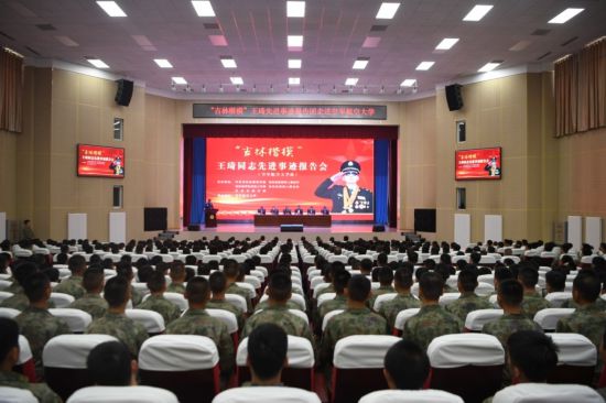 “吉林楷?！蓖蹒鞠冗M事跡巡回報告團在空軍航空大學開展巡回宣講。