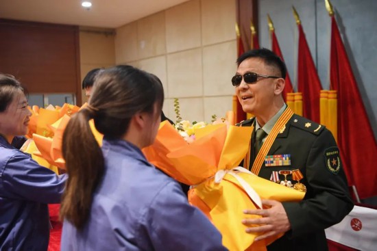 職工代表向王琦同志及報告團成員獻花。