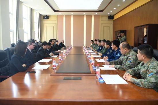 吉林省退役軍人事務廳、空軍航空大學相關領導和“吉林楷?！蓖蹒鞠冗M事跡報告團成員進行座談交流。