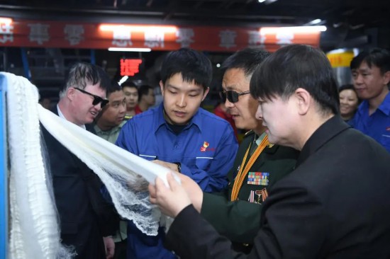 報告團成員到生產一線參觀。
