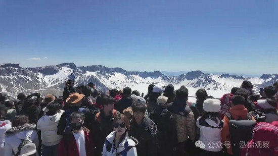 今年五一登頂的游客是非常幸運的，美麗的長白山晴空萬里、一覽無遺。