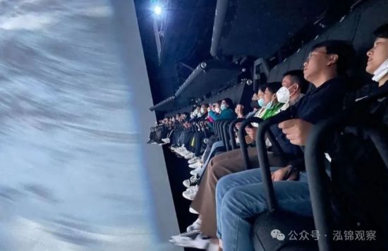 游客體驗《飛越長白山》。