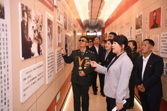 報告團成員參觀幸福社區黨群服務中心文化建設。
