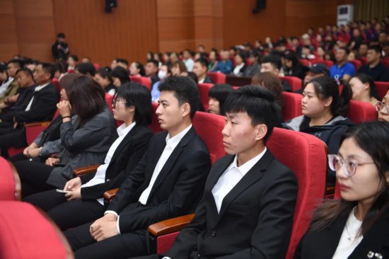 遼源市龍山區群眾在現場聆聽事跡報告會。