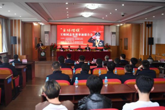 “吉林楷?！蓖蹒鞠冗M事跡巡回報告團在延吉市退役軍人創新創業孵化基地開展巡回宣講活動。