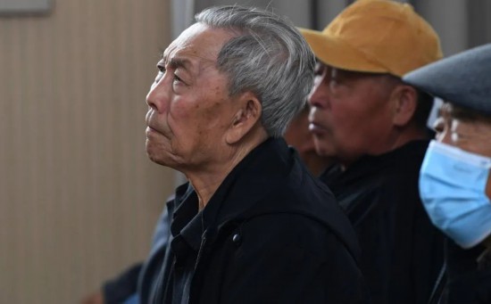 幸福社區居民認真聆聽事跡報告會。