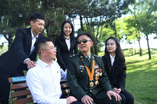 宣講報告結束后，“吉林楷?！蓖蹒c參加報告會的機關干部代表互動交流。