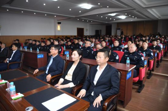 現場觀眾認真聆聽事跡宣講報告。