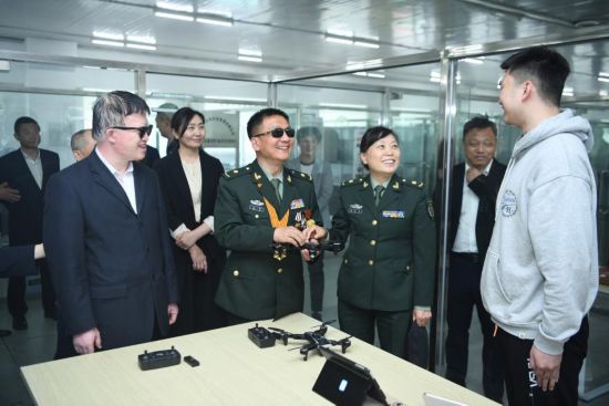 報告團成員和退役軍人創業就業代表交流。