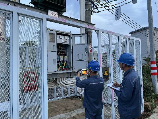 圖為惠州龍門供電局班組人員開展巡視測溫工作并根據工作內容納入工分庫。葛化沖攝