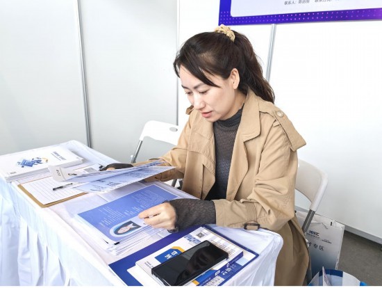 吉林森億智能科技有限公司人力資源行政辦公室負責人陳麗麗翻看求職者簡歷。人民網記者 王海躍攝