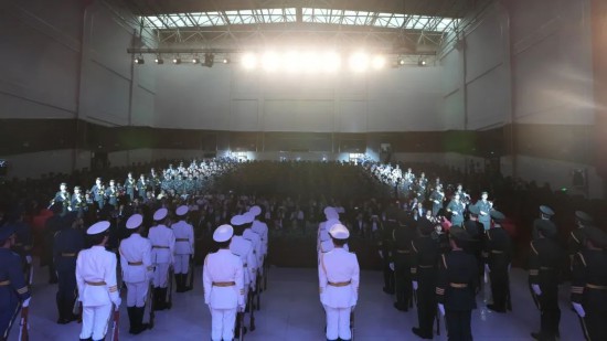 長春科技學院國旗護衛隊以整齊劃一的步伐、剛勁有力的動作震撼登場。